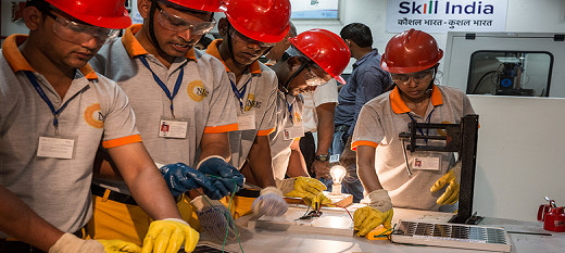 Des travailleurs dans une usine indienne de fabrication de produits solaires.