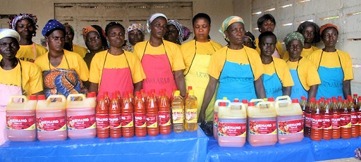 Des femmes ghanaéennes exposent leurs produits issus de la transformation des produits locaux démontrant leur autonomisation.