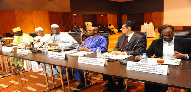 Les membres du gouvernement à côté des représentants des partenaires au développement lors de la réunion entre ces deux parties.