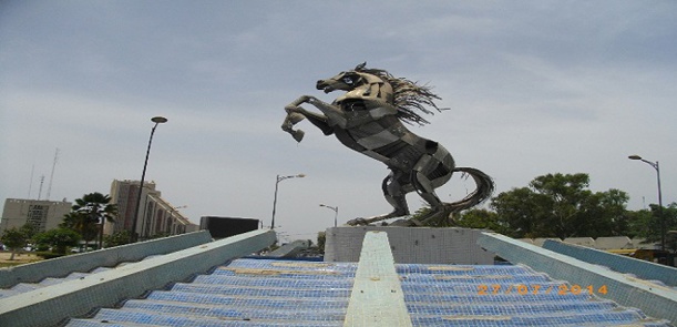 la Statue du cheval, en face Rts, trônant majestueusement érigée et dont les jets d’eau égaillaient les lieux est devenue un tas de rouille dans une broussaille.