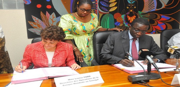 Amadou Bâ et Louise J. Cord, lors de la signature d'une convention de financement.