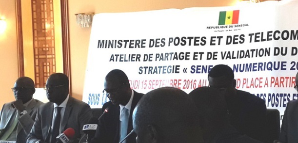 Au micro, Malick Ndiaye, directeur Cabinet ministère des Télécommunications, lors d'un atelier de partage de la stratégie ''Sénégal numérique 2016-2025''.