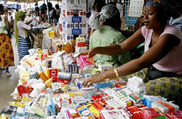 Un marché africain de médicaments de la rue. 