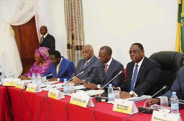 Le chef de l'Etat présidant la réunion du conseil des ministres du 22 février 2017. 