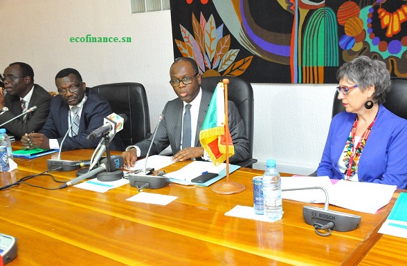 Au milieu, Birima Mangara, ministre sénégalais en charge du Budget, présidant la réunion de l'Acab.