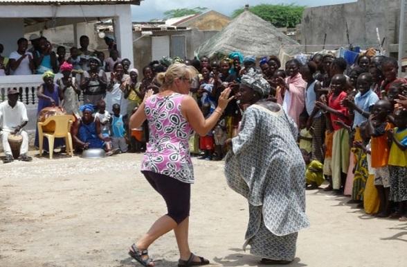 Un touriste exprimant sa solidarité à la population villageoise sénégalaise à travers une séance de tam-tam.