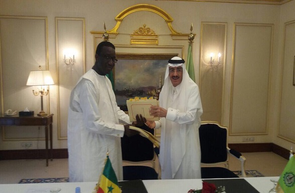 Amadou Bâ et Dr Bandar Mohammed Hajjar échange du document de signature de l'accord de financement au profit du pastoralisme.