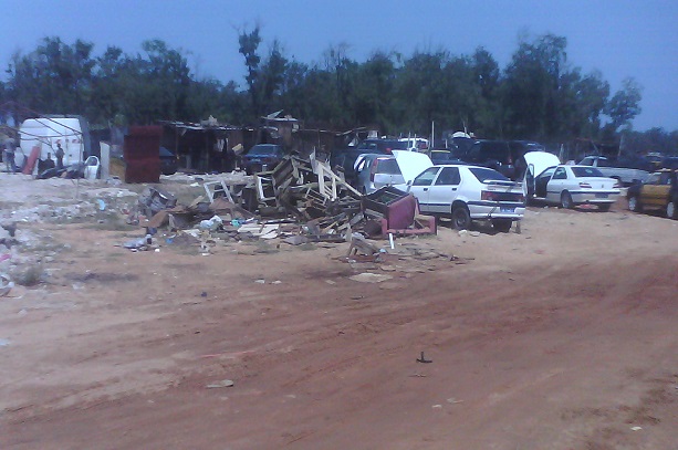 Un garage de mécaniciens installé anarchiquement dans la Commune de Guédiawaye, Dakar.