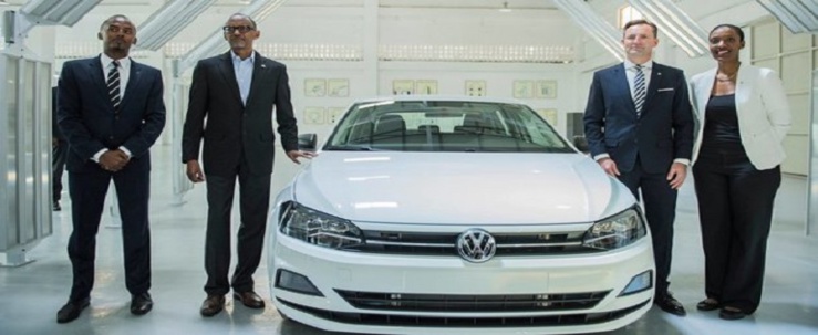 Le Président Paul KAGAME, avec ses partenaires allemands à côté du premier véhicule Volkswagen ''Made in Rwanda''.