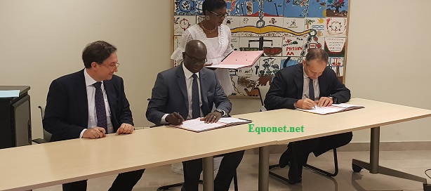 Signature du Protocole d'accord entre Jean Pierre Lacombe et Mamadou Ndiaye (CREPMF-UEMOA),