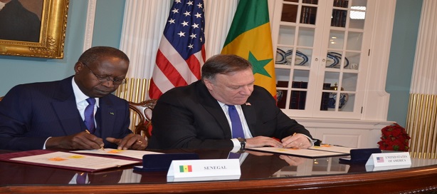 Signature du second Compact du MCC entre le premier Ministre sénégalais, Mahammed B. A. Dionne et le secrétaire d’État américain, Michael Pompeo.