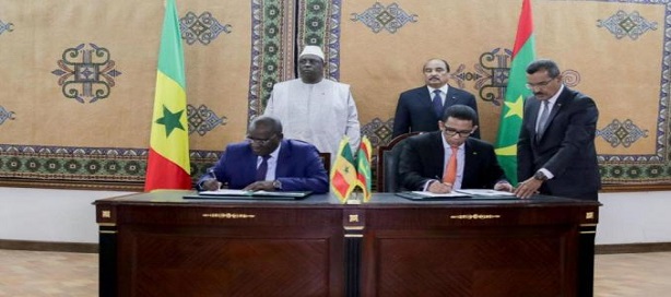 Les ministres sénégalais et mauritaniens en charge du pétrole et du gaz signant les premiers accords en présence des chefs d'Etat de ces deux pays.
