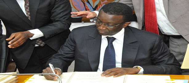 Amadou Bâ signant les quatre accords de financement de la BID.