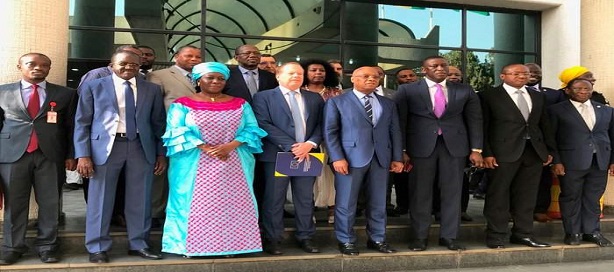 La Banque africaine de développement et la CEDEAO signent un accord portant sur l'étude de l'autoroute du corridor Abidjan-Lagos.
