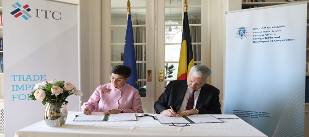 Le vice-premier ministre et ministre des Affaires étrangères et des Affaires européennes de Belgique, Didier Reynders, et la directrice exécutive du Centre du commerce international, Arancha González, signant l'accord de financement.