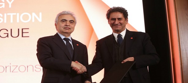 Francesco La Camera, directeur général d'IRENA, à droite et Fatih Birol, directeur exécutif de l'AIE, à gauche.