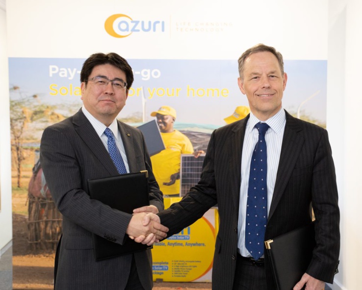 Yoshiaki Yokota, directeur de l'exploitation de Marubeni Corporation, et Simon Bransfield-Garth, directeur général d'Azuri Technologies, se serrent la main après leur signature.