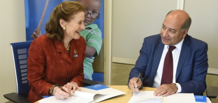 La Directrice générale de l'UNICEF, Henrietta H. Fore, et le Président de la BERD, Sir Suma Chakrabarti. © UNICEF / UNI208343 / Berkwitz