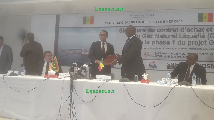 Les ministres sénégalais et mauritaniens approuvant la signature du contrat d'achat et de vente du gaz naturel liquéfié de GTA.