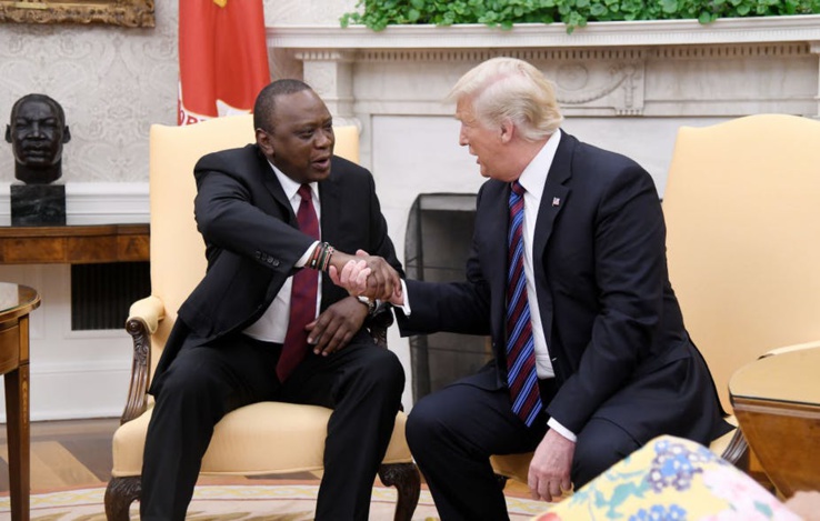 Le président Donald Trump serre la main du président kényan Uhuru Kenyatta lors d'une réunion bilatérale dans le bureau ovale de la Maison Blanche en août 2018.