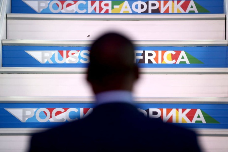 Accueil du président sénégalais Macky Sall à l'aéroport international de Sotchi avant le sommet Russie-Afrique 2019.