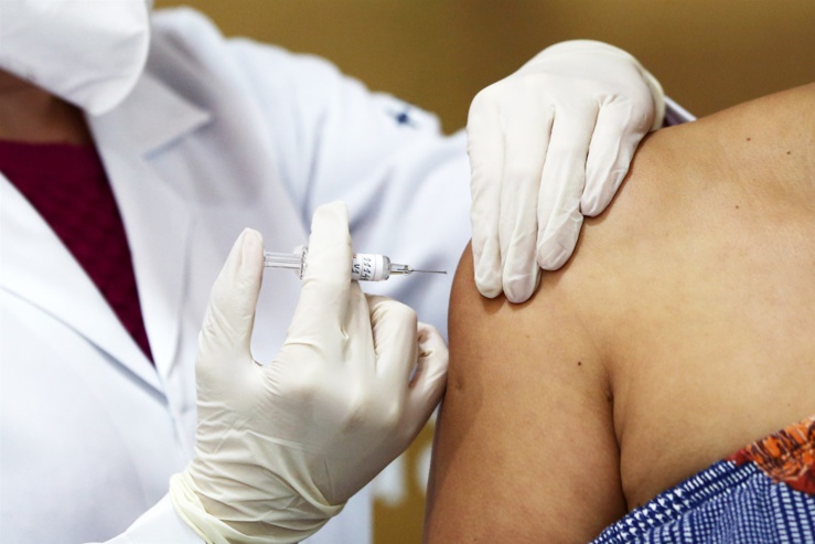 Une infirmière administre le vaccin chinois Sinovac, un vaccin potentiel pour Covid-19, à un volontaire de l'hôpital São Lucas de Porto Alegre, au Brésil, le 8 août.Dossier Diego Vara / Reuters