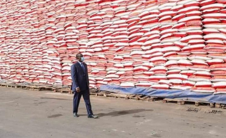 Macky Sall réceptionnant une cargaison de riz à offrir aux vulnérables victime de covid19.