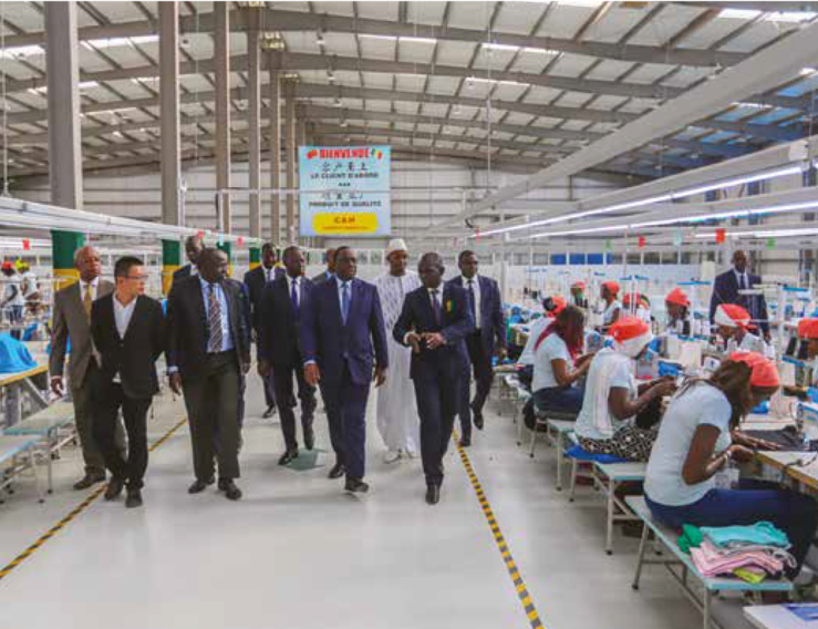 Le président Macky Sall en visite au parc industriel de Diamniadio.