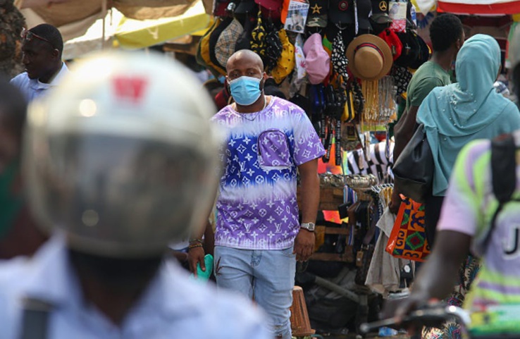 Une place de marché dans la capitale du Ghana, Accra. Les pays en développement comme le Ghana risquent d'être laissés pour compte dans la course pour obtenir les vaccins COVID-19. Christian Thompson / Agence Anadolu via Getty Images