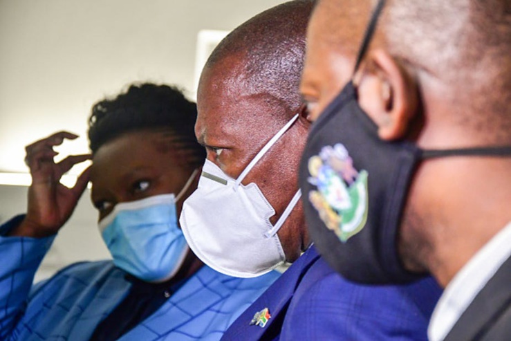 Ministre de la Santé de l'Afrique du Sud, Dr Zweli Mkhize (au centre). Le gouvernement a été critiqué pour ne pas avoir de plan d'action sur les vaccins. Photo de Darren Stewart / Gallo Images via Getty Images