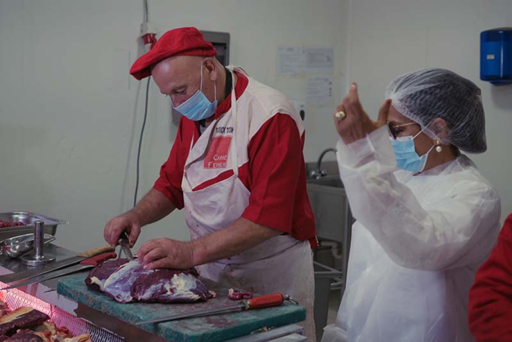 A droite, Jamila Ben Baba, PDG d'un transformateur de viande certifié international au Mali.