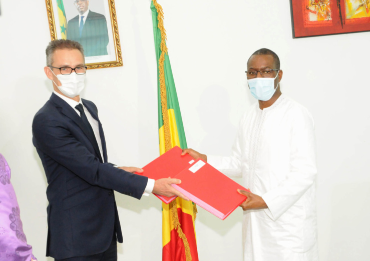 Echange de note après la signature du projet d’assainissement autonome dans la région de Dakar  entre Amadou HOTT, ministre de l’Economie, du Plan et de la Coopération, Philippe LALLIOT, ambassadeur de France au Sénégal.