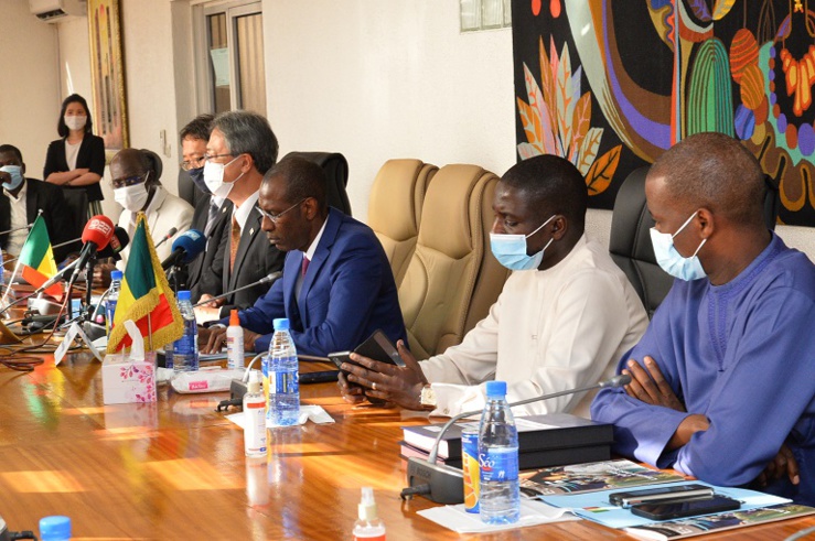 La cérémonie de signature de l’accord relatif au différé de paiement du service de la dette entre le Sénégal et le Japon.