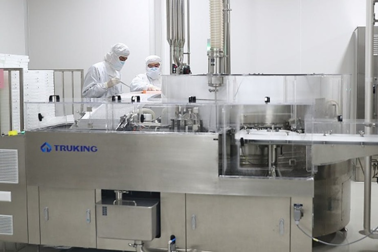 Les membres du personnel travaillent dans une usine de production de vaccins COVID-19 de Sinovac à Pékin. Zhang Yuwei/Xinhua via Getty