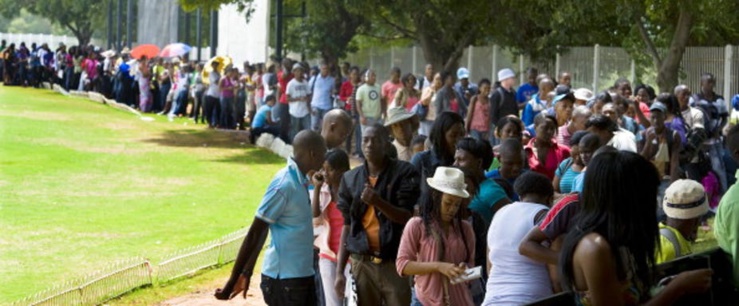 Les jeunes attendent de s'inscrire dans une université sud-africaine en 2012. Ils subissent de plein fouet un taux de chômage élevé. Photo de Foto24/Gallo Images/Getty Images