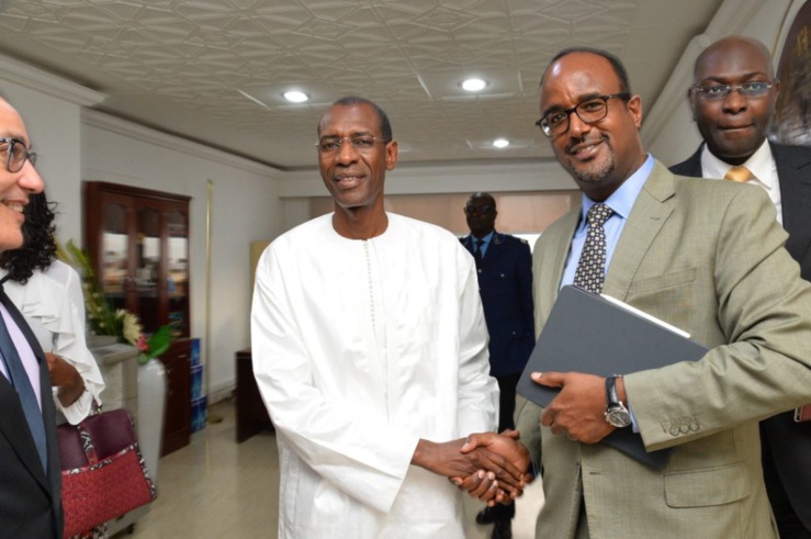 Poignée de main entre le ministre sénégalais chargé des Finances en blanc et le directeur des Opérations de la Banque mondiale au Sénégal en cravate (Image d'archive prise sur le net).