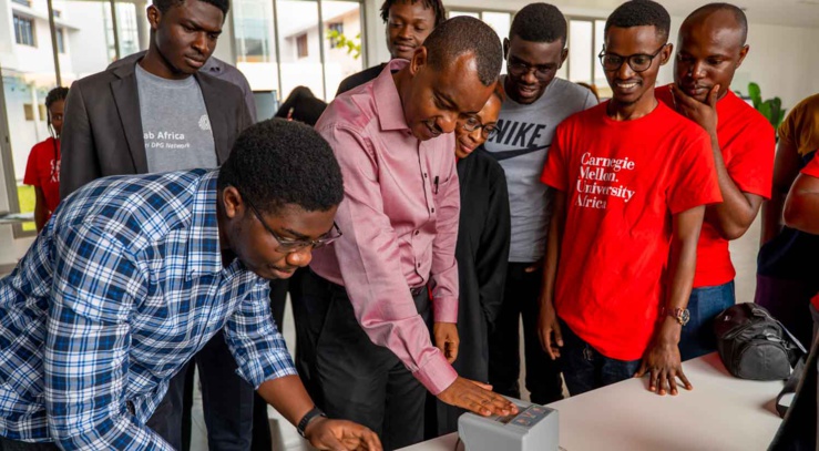 Des étudiants de l’université Carnegie Mellon au Rwanda, l’un des pays où le programme Codage pour l’emploi a été mis en œuvre.