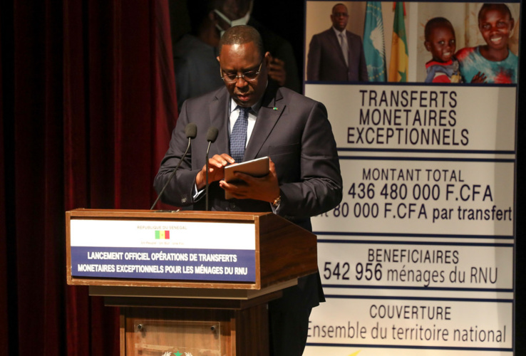 Le chef de l'Etat sénégalais lançant les opérations de transferts monétaires exceptionnels pour les populations vulnérables.