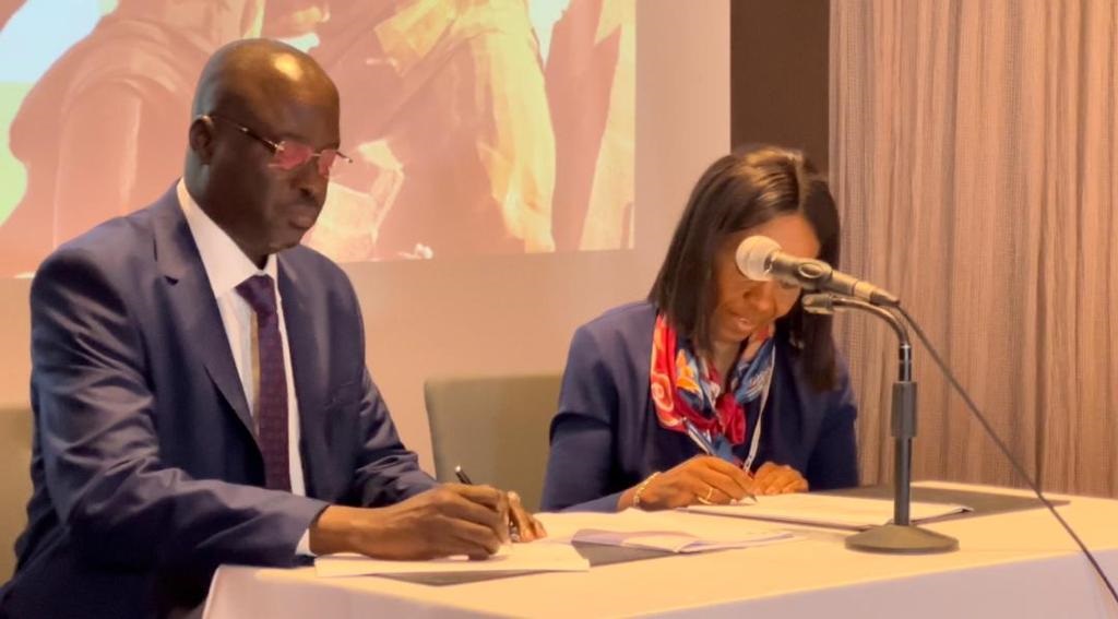 Signature d'une convention de crédit entre Kanayo Awani, directrice générale, initiative commerciale intra africaine Afriximbank et le directeur général de la BNDE Sénégal, Abdoulaye Niane.