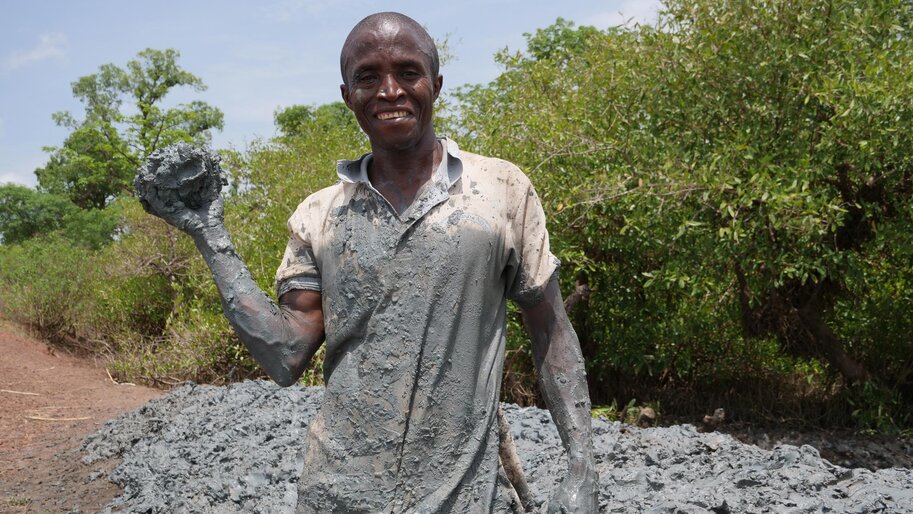 en guinée-bissau, la reconstruction de digues est une source de nouveaux revenus