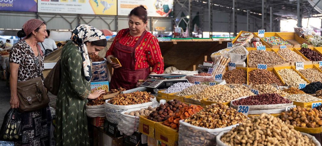 © IMF/Yam G-Jun Les prix au bazar d'Osh à Bichkek, en République kirghize, augmentent en raison de l'inflation.