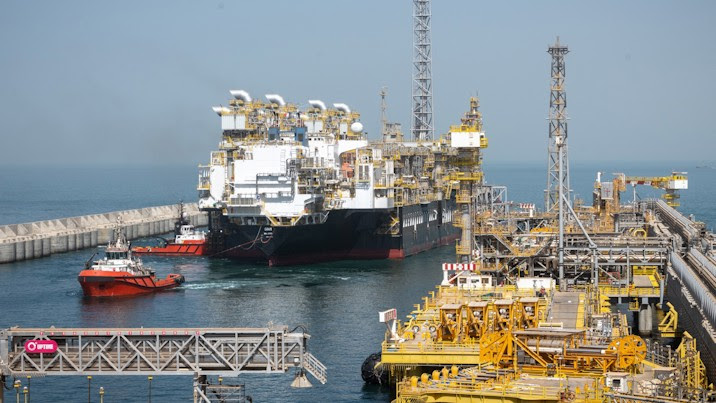 L’unité flottante de gaz naturel liquéfié (FLNG), composante essentielle du projet de Gaz naturel liquéfié (GNL) Grand Tortue Ahmeyim (GTA), est arrivée à destination à la frontière maritime entre la Mauritanie et le Sénégal.