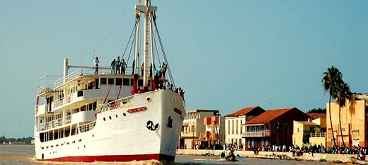 Bou El Mogdad, le bateau mythique de Saint-Louis navigue sur le fleuve Sénégal.