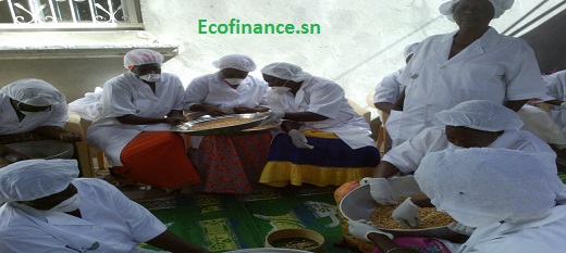 Les femmes transformatrices en pleine action pour la préparation du couscous.