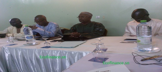 Cheikh T. Bâ en bonnet à côté de son collaborateur à droite et du coordonnateur et du Secrétaire général du Cojes à gauche.
