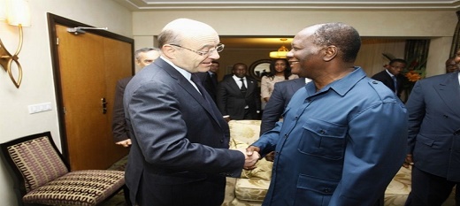 Poignée de main chaleureuse entre Juppée et Ouattara, signe d'un partenariat gagnant-gagnant ?