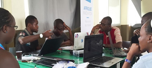 De jeunes porteurs de projets médias en pleine discussion pour préparer le concours Afrique innovation.