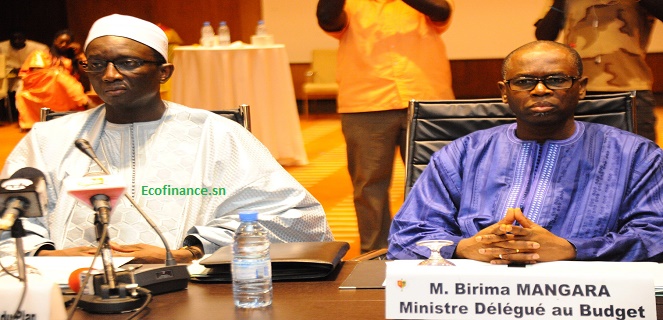 Amadou Bâ en boubou blanc lors de la réunion avec les partenaires technqiues et financiers.