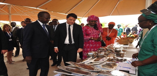 Le premier ministre du Sénégal, Mouhammad B. A. Dionne, visitant quelques réalisations de projets et programmes de développement.
