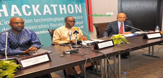 Birima Mangara, au centre, lors de la cérémonie de clôture du premier hackathon au Sénégal sur l'administration fiscale.